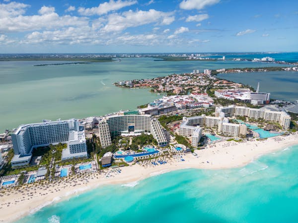 free-photo-of-resorts-on-sea-shore-in-cancun