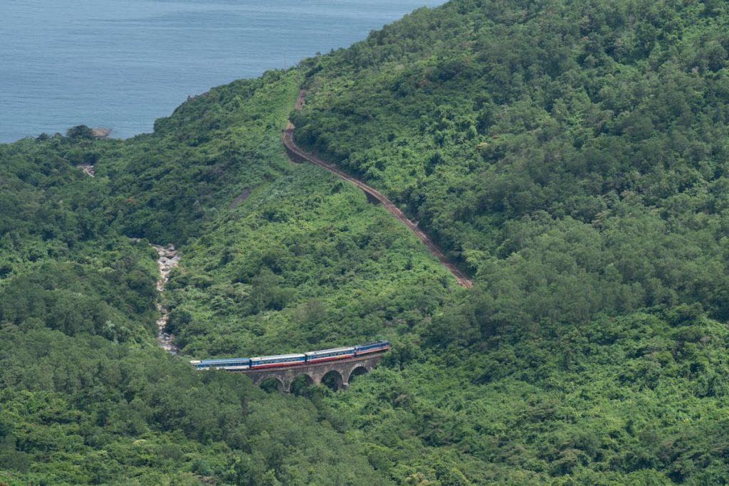 trainHillsWest