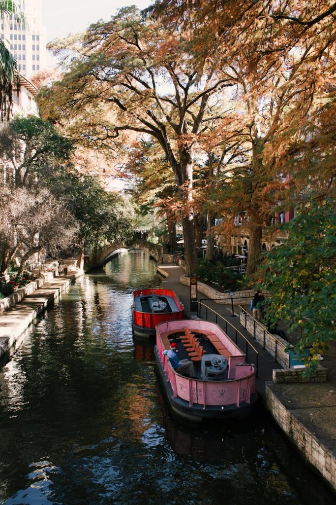 free-photo-of-tourist-boats-in-san-antonio